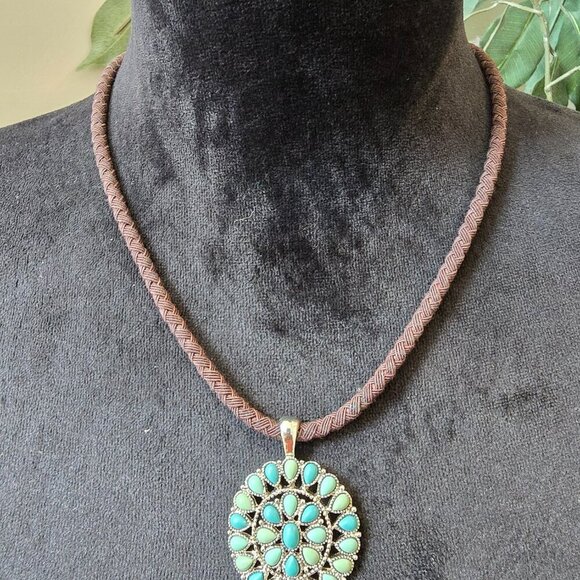 Chaps Women Round Circle Faux Turquoise Pendant Necklace with Lobster Clasp - Picture 5 of 8